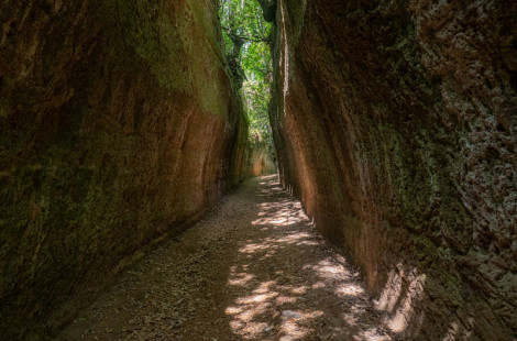 Таинственная сеть каменных каналов Via Cava в Италии