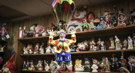 Необычный мотель клоунов рядом с кладбищем в штате Невада