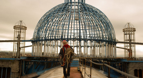 88-летний пенсионер уже более 50 лет строит храм своими руками