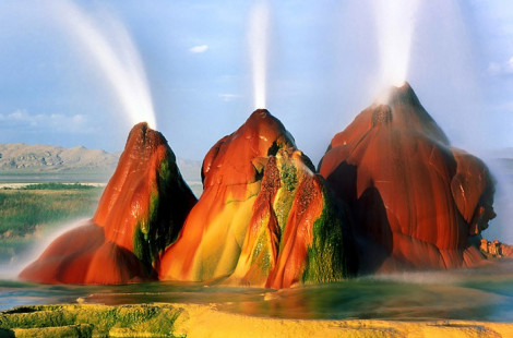 Гейзер Флай – удивительный геотермальный источник в США