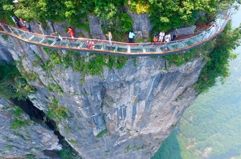 В Китае открылся новый стеклянный мост над пропастью