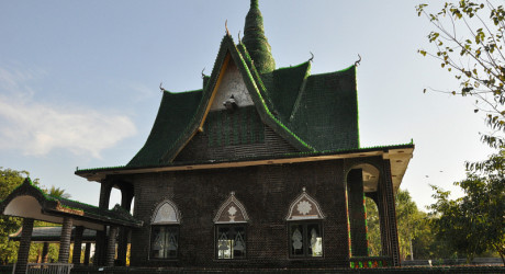 Ват Лан Куад – уникальный буддистский храм из пивных бутылок