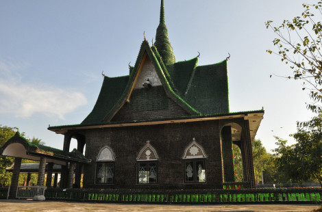 Ват Лан Куад – уникальный буддистский храм из пивных бутылок