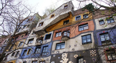 Необычный архитектурный стиль Фриденсрайха Хундертвассера
