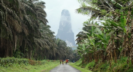 Пик Кан-Гранде – игловидная вулканическая вершина у берегов Африки