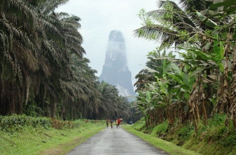 Пик Кан-Гранде – игловидная вулканическая вершина у берегов Африки