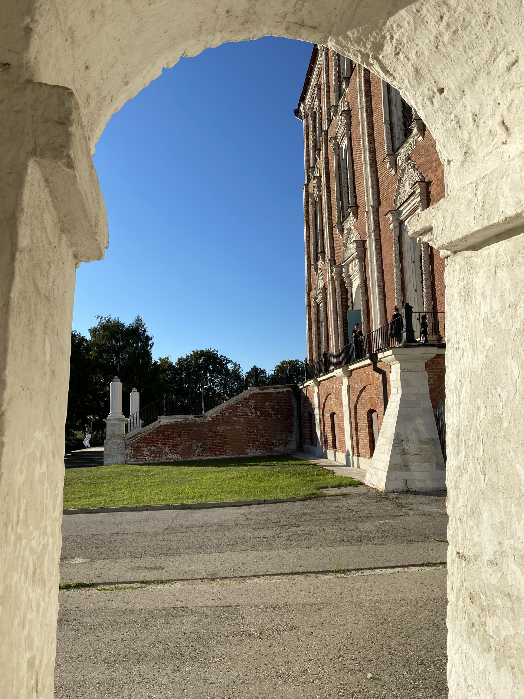 Вид на Успенский собор из арки – фотографии России