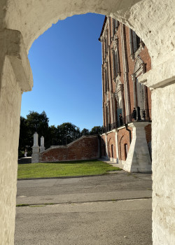 Вид на Успенский собор из арки – фотографии России