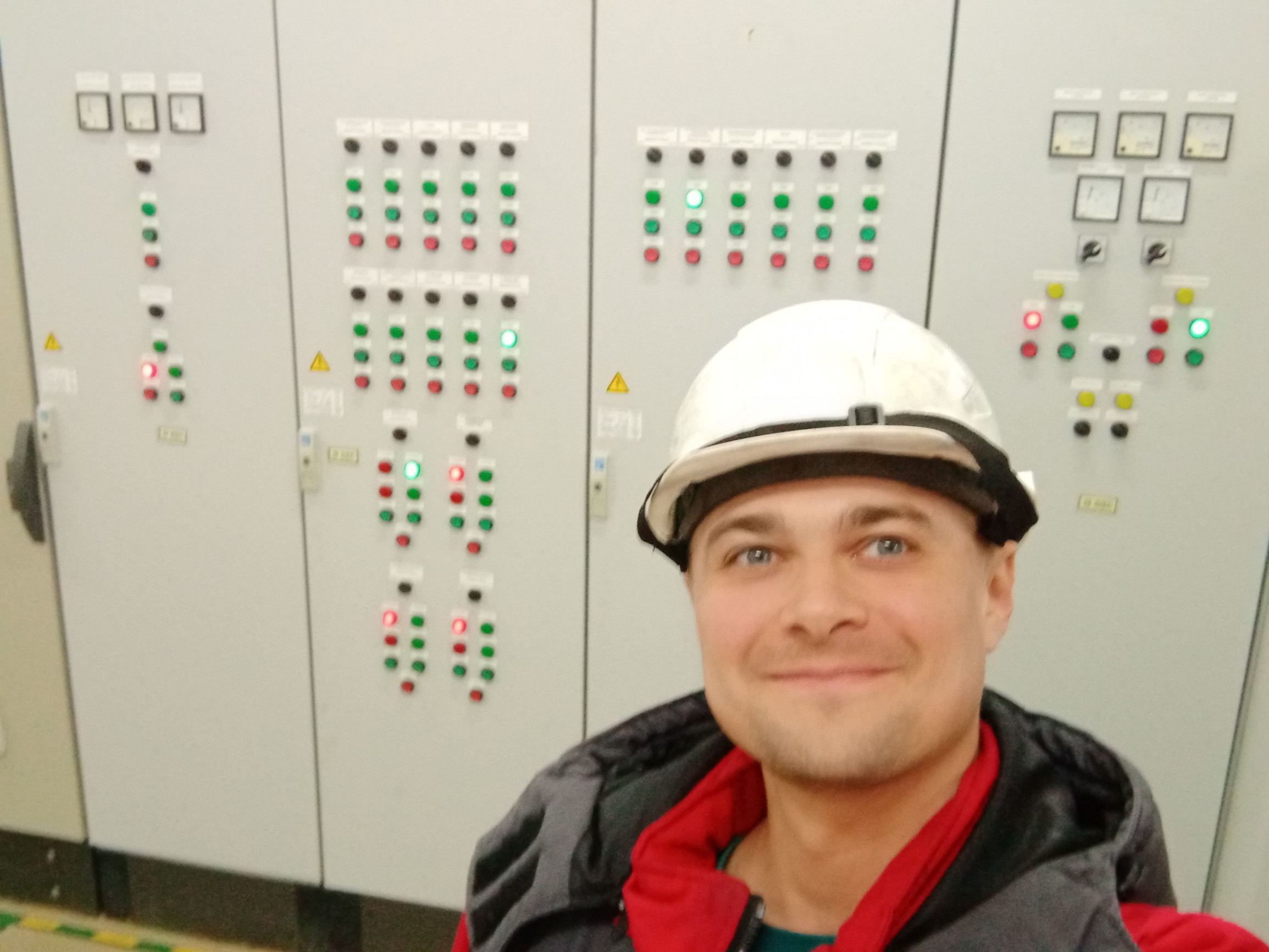 В каске – фотографии