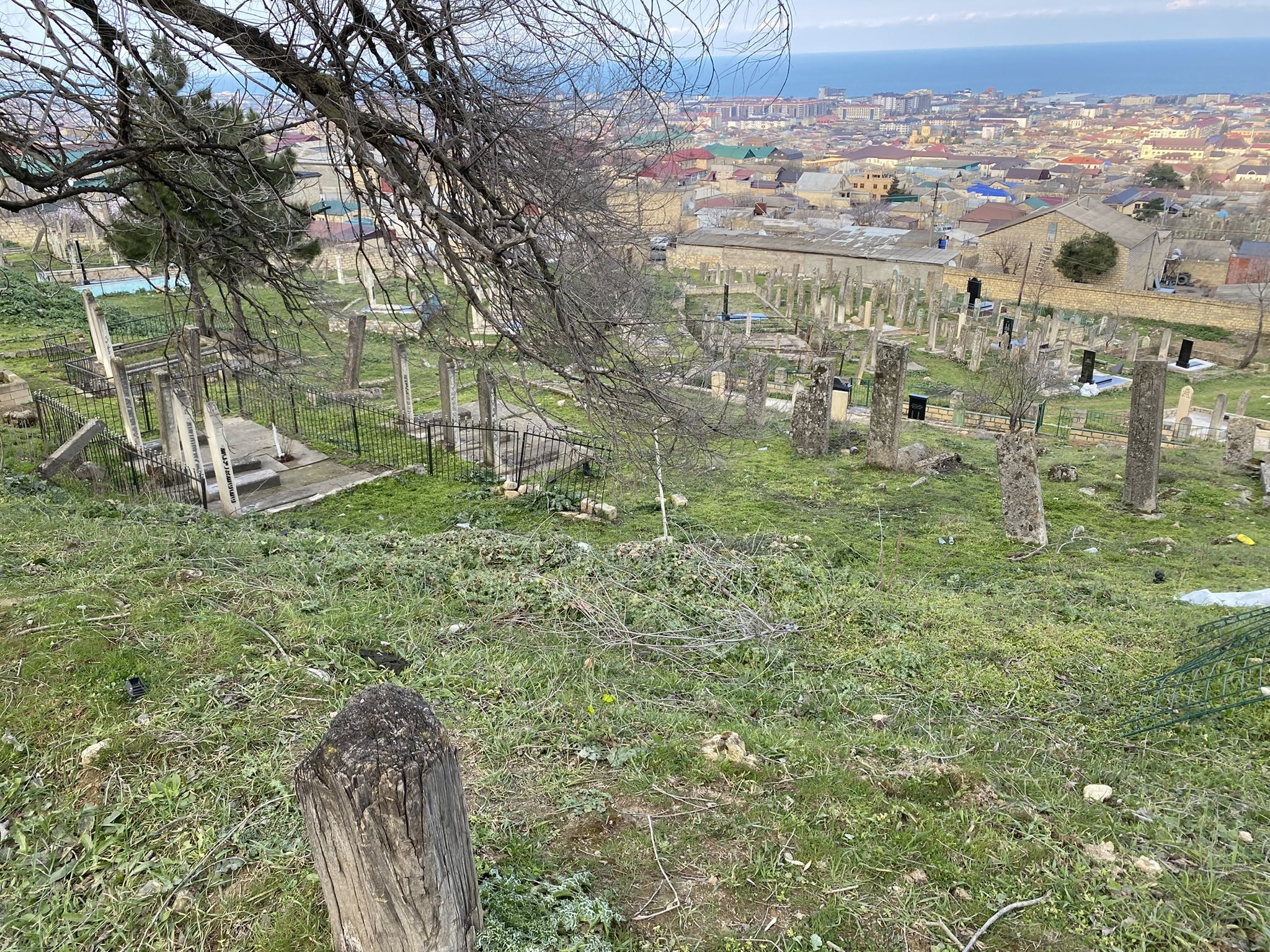 Кладбище у дербентской крепости Нарын-кала, март 2022 – фотографии России