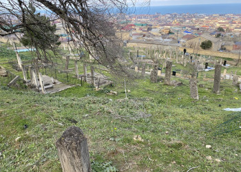 Кладбище у дербентской крепости Нарын-кала, март 2022 – фотографии России