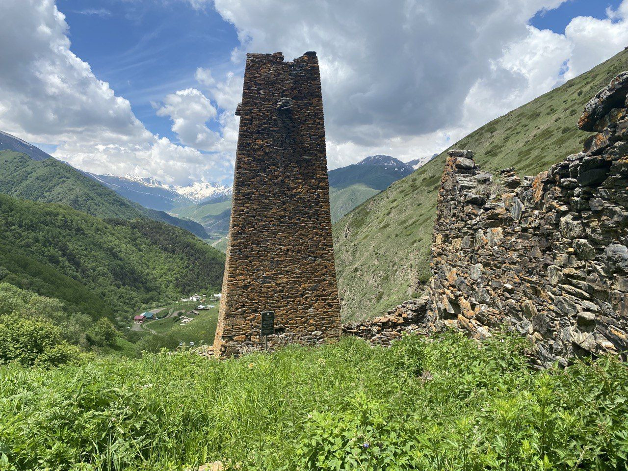 Старые башни в ущелье Цмиаком, Северная Осетия – фотографии России
