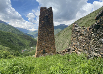 Старые башни в ущелье Цмиаком, Северная Осетия – фотографии России