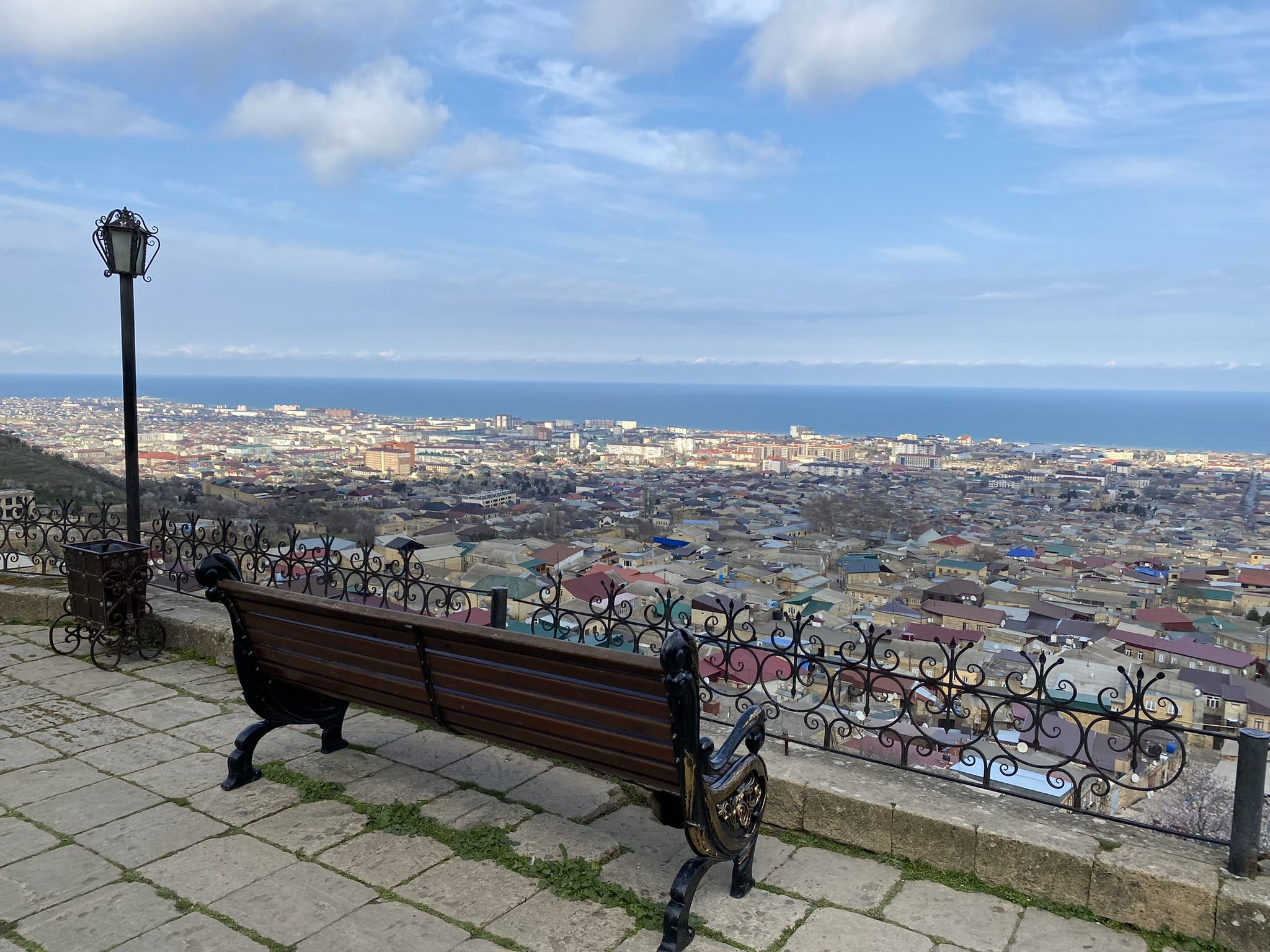 Нарын-Кала, скамейка перед входом с шикарным видом на Дербент – фотографии России