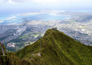 Тропа Хайку (Haiku Stairs) на Гавайских островах, США – фотографии США