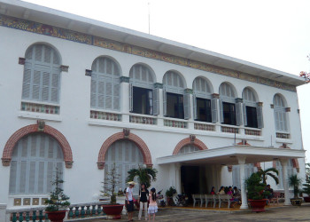 Бать-Динь (Bach Dinh) или Белый Дворец – фотографии Вьетнама