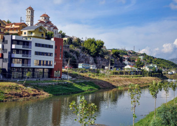 Дом на берегу реки. Лежа. Албания – фотографии Албании