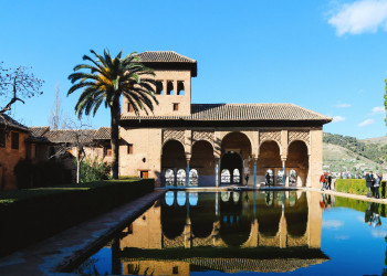 В замке Альгамбра в Гранаде можно увидеть, как менялась мусульманская культура на протяжении веков – фотографии Испании