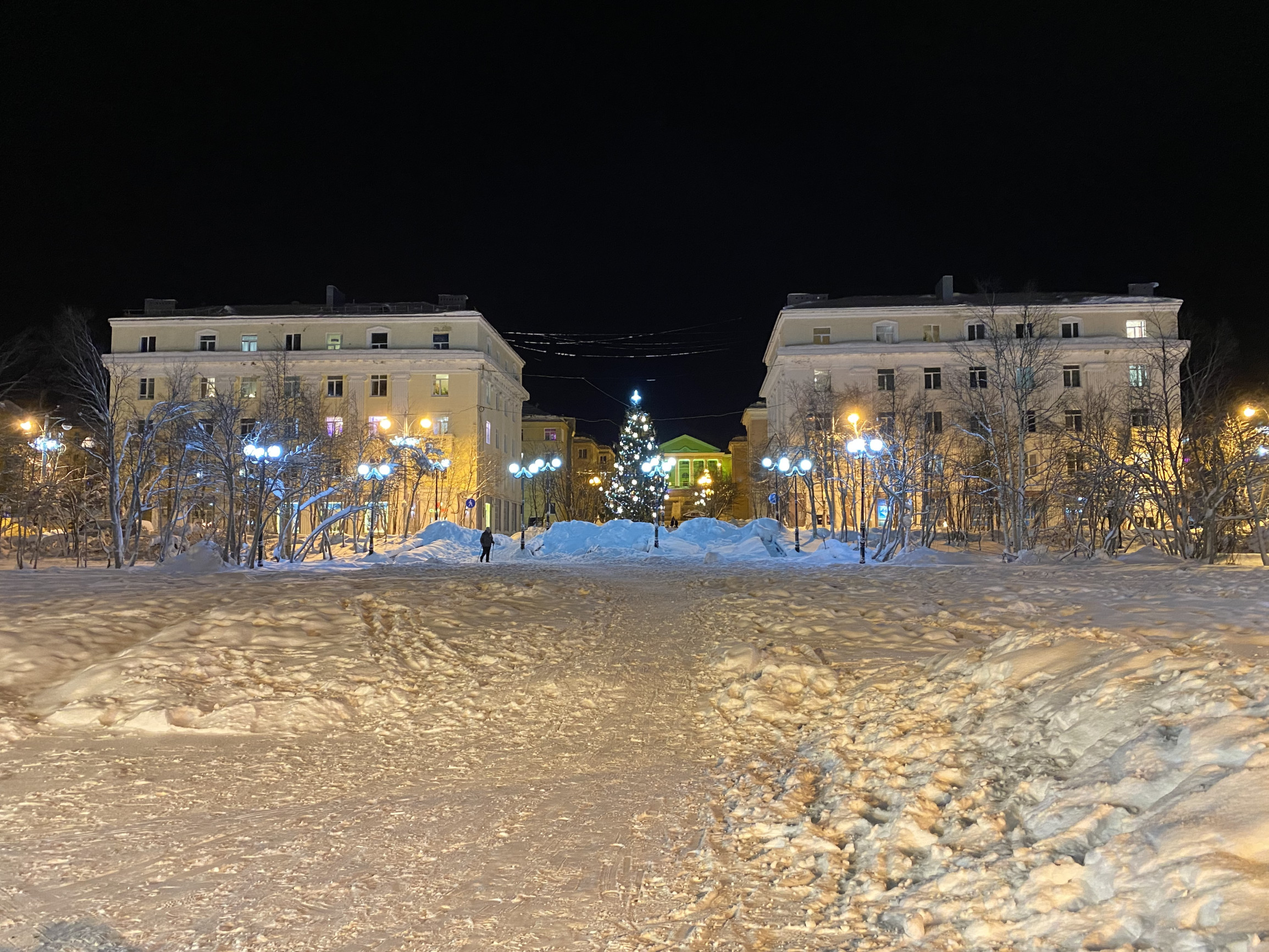 Ёлка на центральной площади Кировска – фотографии России