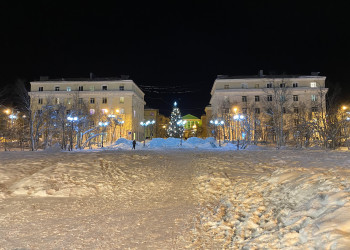 Ёлка на центральной площади Кировска – фотографии России