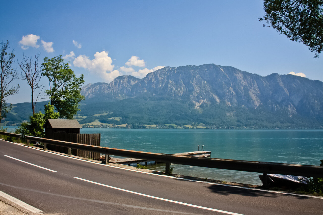 Местная дорога. Озеро Аттерзее. Австрия – фотографии Австрии