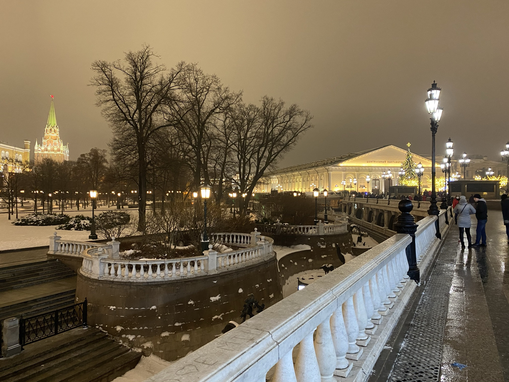 Манежная площадь в новогоднюю ночь с 31 декабря 2020 на 1 января 2021 – фотографии России
