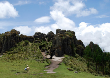 Кумбе-Майо (Cumbe Mayo) – археологический памятник – фотографии Перу