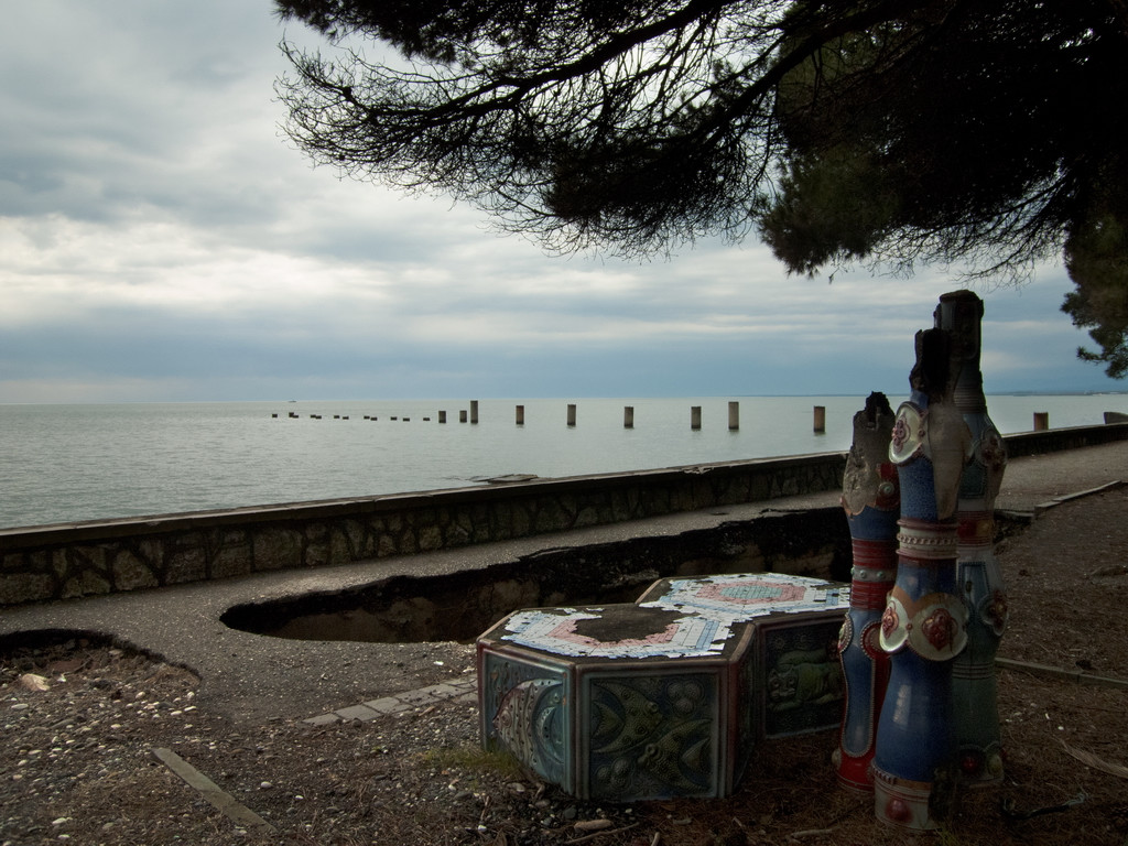 Местные скульптуры на побережье. Очамчыра – фотографии Абхазии