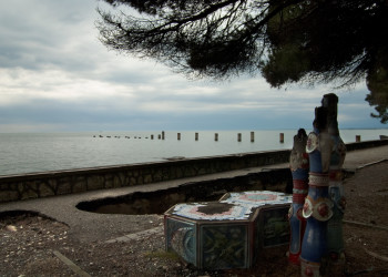 Местные скульптуры на побережье. Очамчыра – фотографии Абхазии