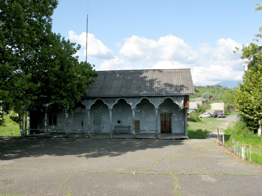 Административное здание. Эшера. Абхазия. – фотографии Абхазии