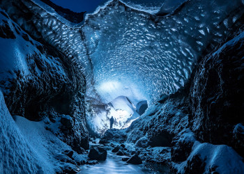 Туры по ледяным пещерам Менденхолл обычно проходят с июля по сентябрь – фотографии США