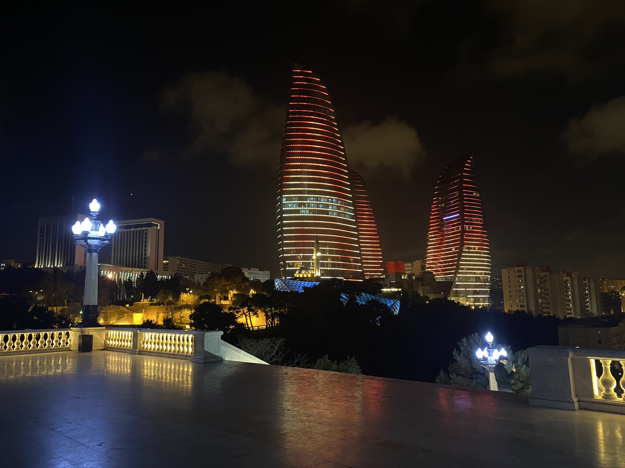 Вечерняя подсветка Пламенных Башен в Баку – фотографии Азербайджана