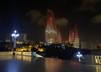 Вечерняя подсветка Пламенных Башен в Баку – фотографии Азербайджана