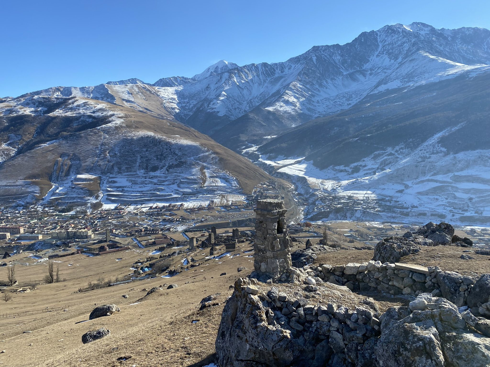 Старинное селение Цимити, вид на склепы и разрушенные постройки – фотографии России