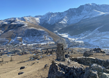 Старинное селение Цимити, вид на склепы и разрушенные постройки – фотографии России