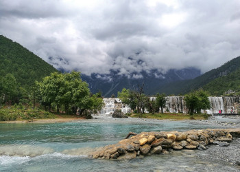 Воды в озёрах Долины Голубой Луны кажутся то белыми, то лазурными в зависимости от времени суток – фотографии Китая