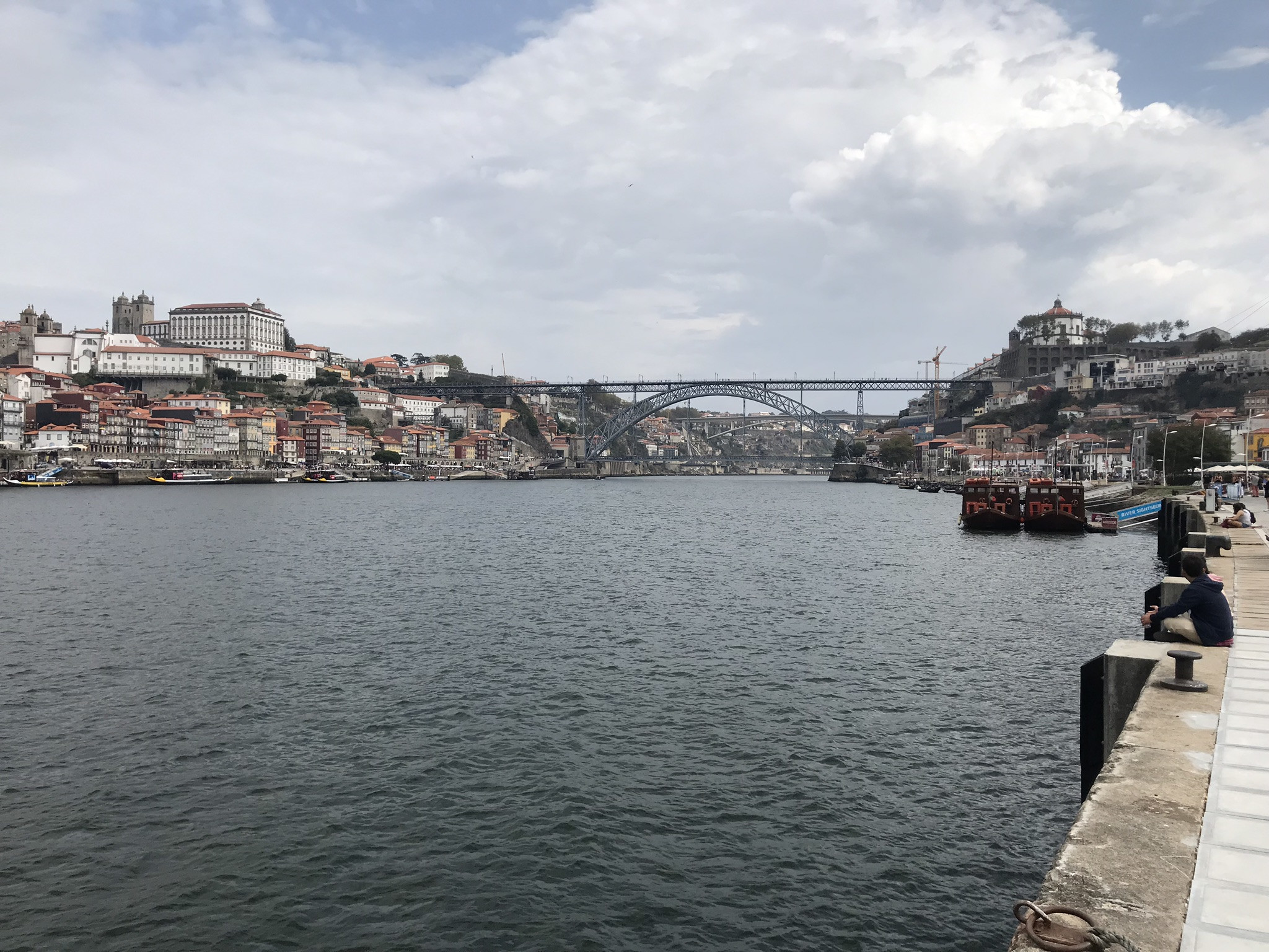 Набережная реки Дуэро с видом на мост Понти-ди-Дон-Луиш I, город Порту – фотографии Португалии
