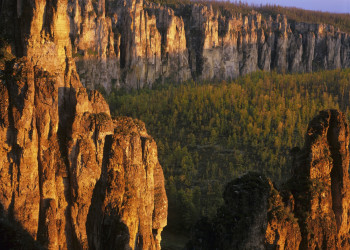 Национальный парк «Ленские столбы» в Якутии имеет сюрреалистический и величественный пейзаж – фотографии России
