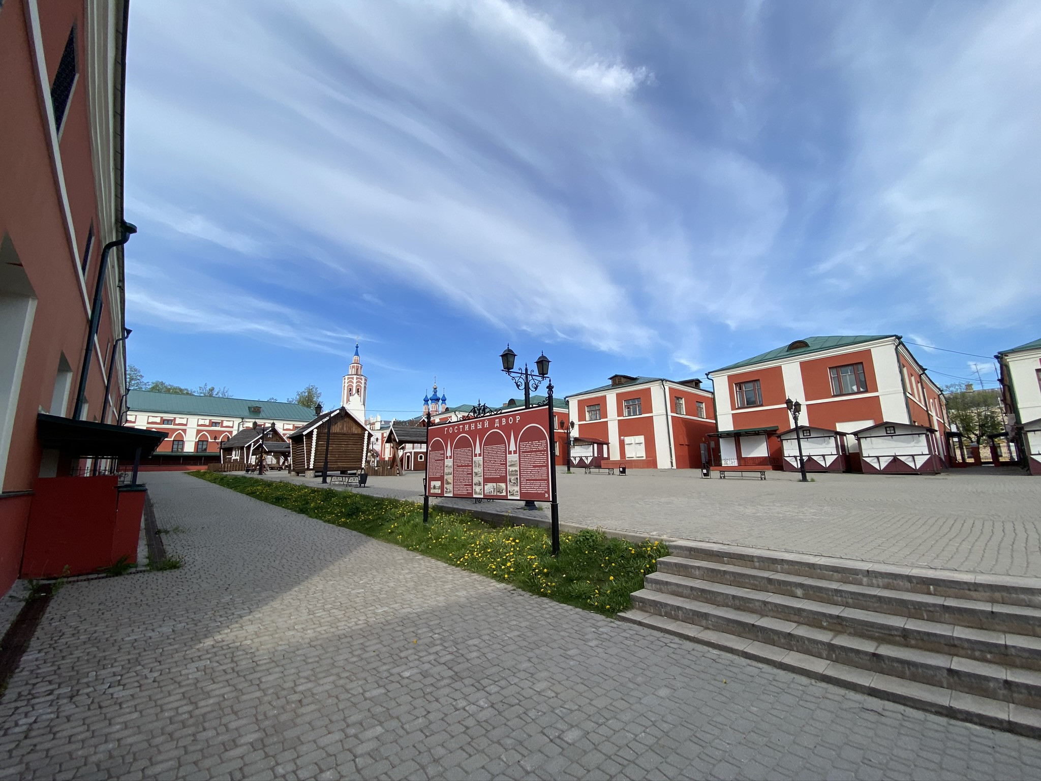 Гостиные Ряды на майские праздники, Калуга – фотографии России