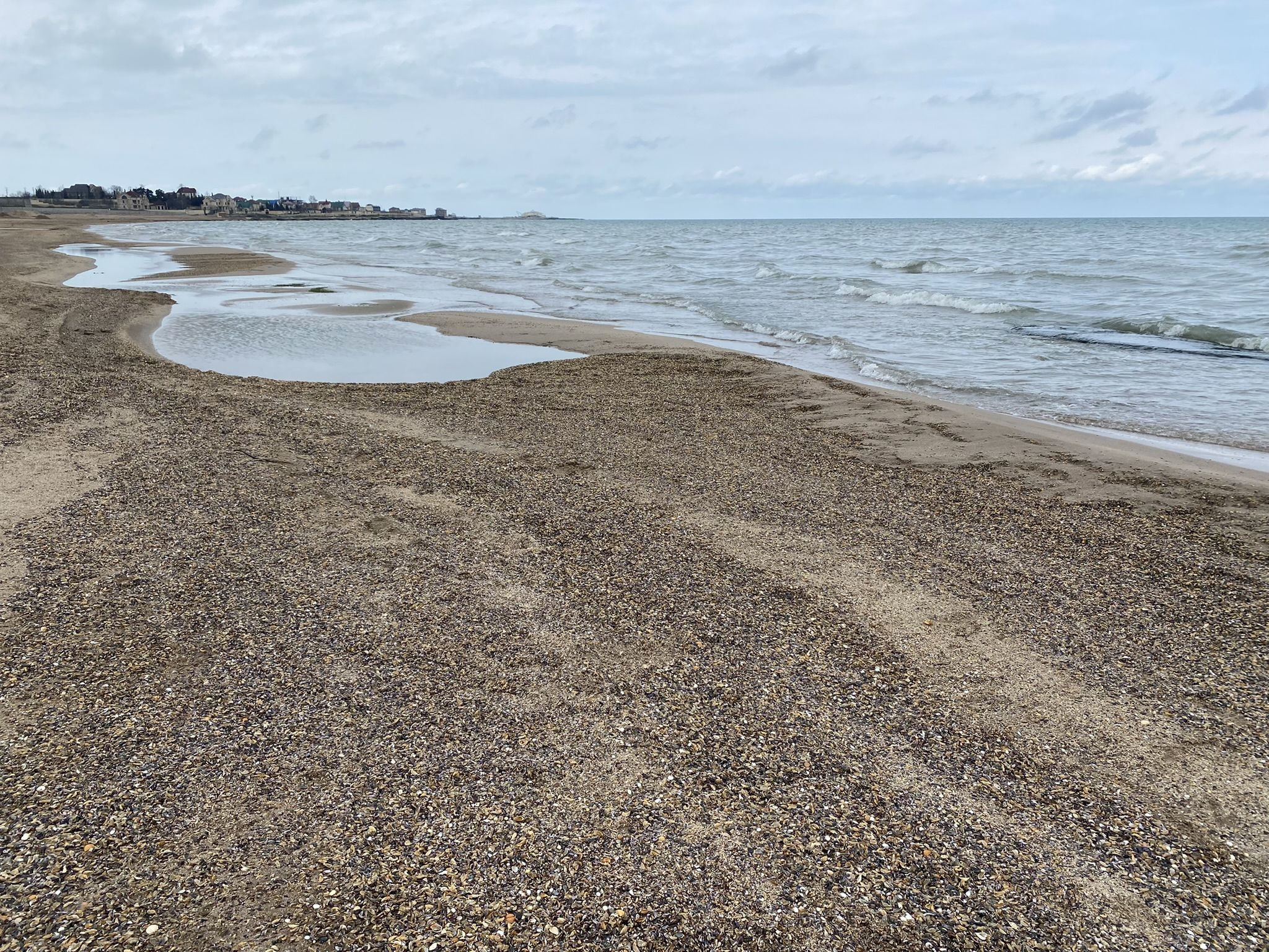 Пляж в районе Приморского парка в Дербенте, Дагестан – фотографии России