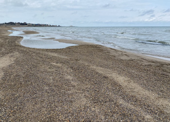 Пляж в районе Приморского парка в Дербенте, Дагестан – фотографии России