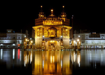 Золотой храм Хармандир-Сахиб был построен в 1577 году рядом с водоёмом «Амрита-сарас» – фотографии Индии