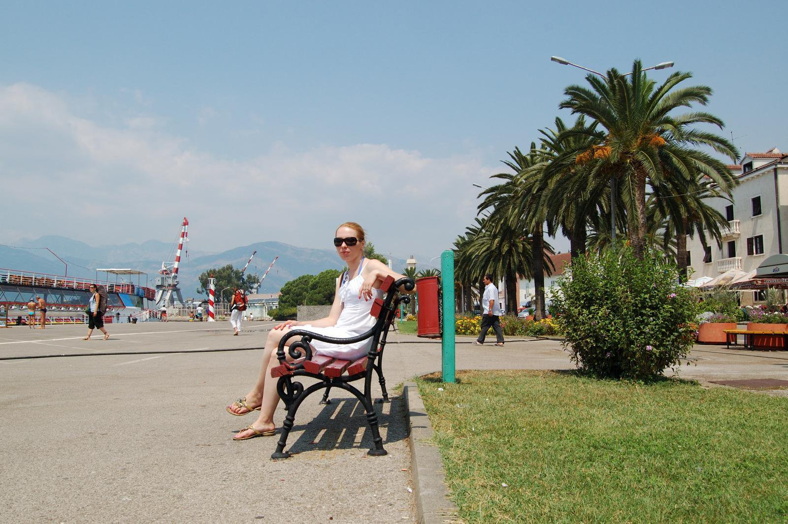 Люди на набережной в Тиват, Черногория – фотографии Черногории