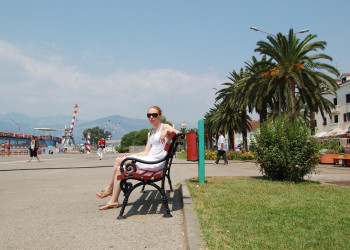 Люди на набережной в Тиват, Черногория – фотографии Черногории