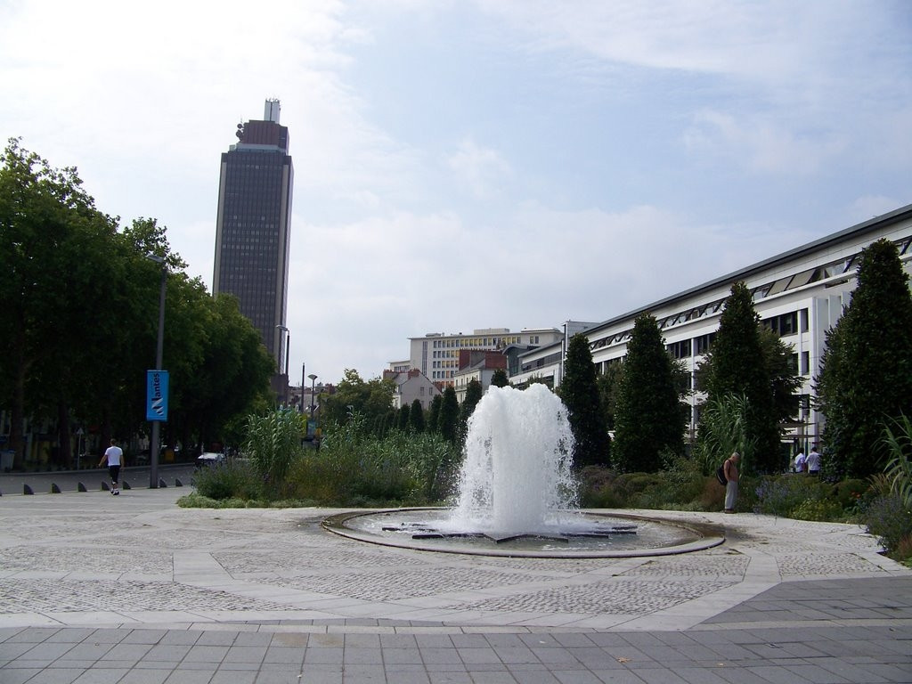 Фонтан в Нант, Франция – фотографии Франции