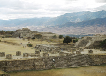 Останки доколумбового поселения Монте-Альбан (Monte Alban) в Мексике – фотографии Мексики
