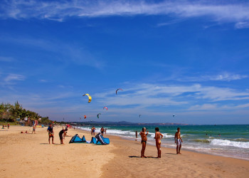 Пляж Муйне популярен у серферов и кайтсерферов – фотографии Вьетнама