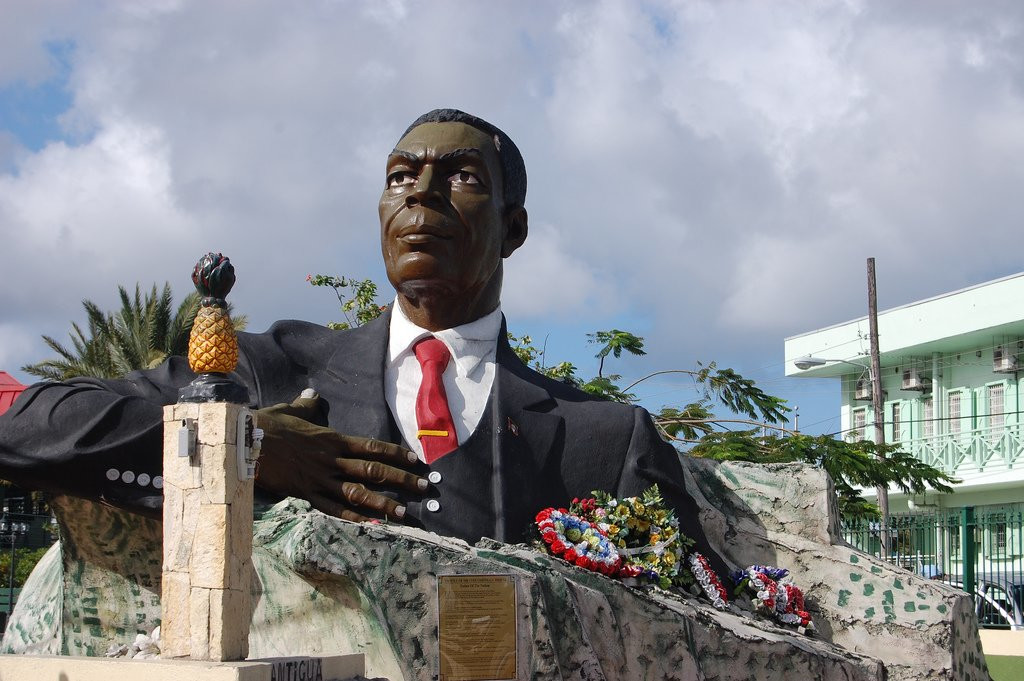 Памятник – отцу нации сэру Вере Корнуоллу Бёрду – фотографии Антигуа и Барбуды