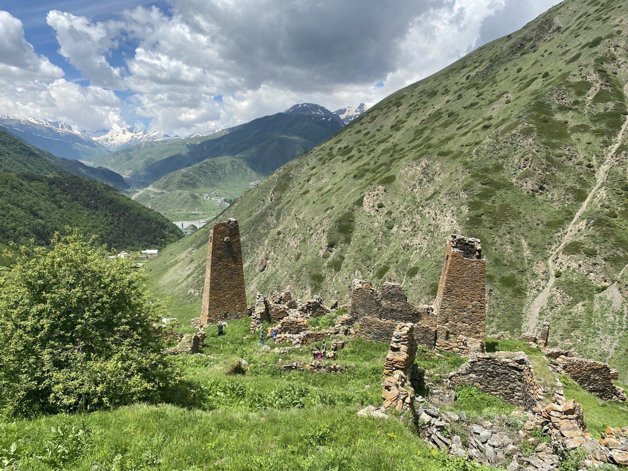 Старые башни в ущелье Цмиаком, Северная Осетия, июнь 2022 – фотографии России
