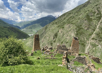 Старые башни в ущелье Цмиаком, Северная Осетия, июнь 2022 – фотографии России